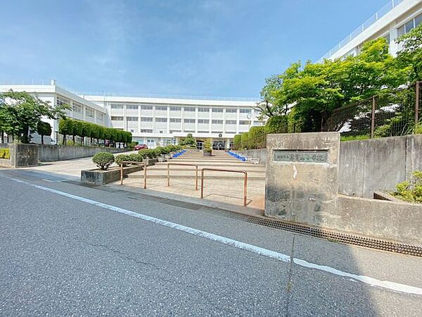 【小学校】東青山小学校まで約1kｍ（徒歩約13分）です。お子様のいらっしゃるご家庭の方にはオウチ選びの重要なポイントである小学校。近いとお子様の通学も安心ですね。 1000m