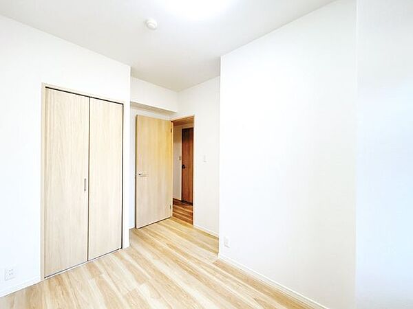 【リフォーム済】4.5帖洋室です。しっかりと収納も付いております。