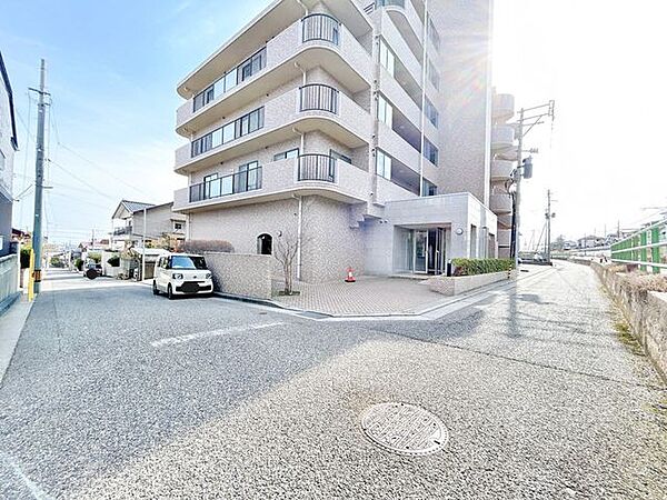 【予約制見学会実施中】前面道路は角地のため日当たりも良好です。メイン道路は広々6m以上です。