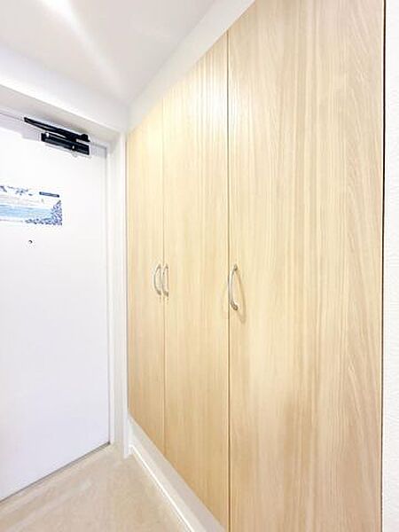 【リフォーム済】シューズボックスです。高さもあるので靴が多い方でも安心ですね。