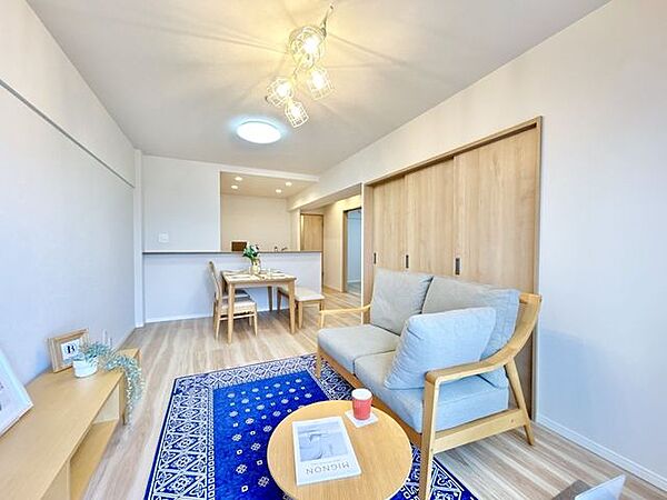 【リフォーム済】リビングです。約15.6帖のリビングで、洋室と続き間となっているので広くお使いいただけます。
