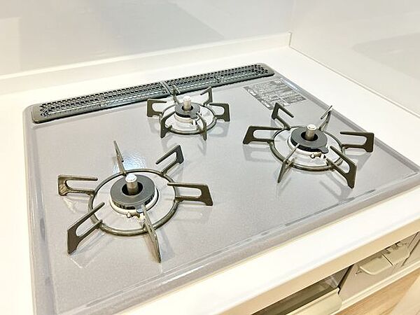 【リフォーム済】キッチンコンロは3口タイプです。