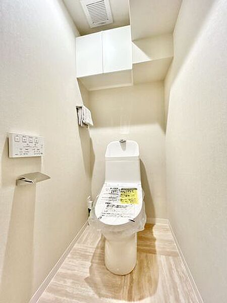 【リフォーム済】お手洗いです。新品のトイレに交換し、上部には棚をお付けしております。
