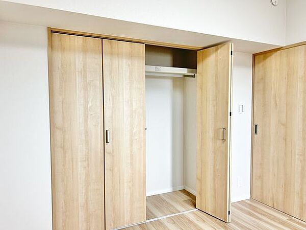 【リフォーム済】各居室には収納がございます。枕棚とポールが付いているのでご入居後すぐに使えるのも嬉しいポイントです。