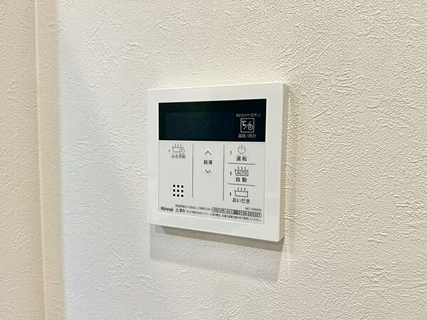 【リフォーム済】給湯リモコンです。キッチンスペースにございますので、お料理しながらでも確認ができます。