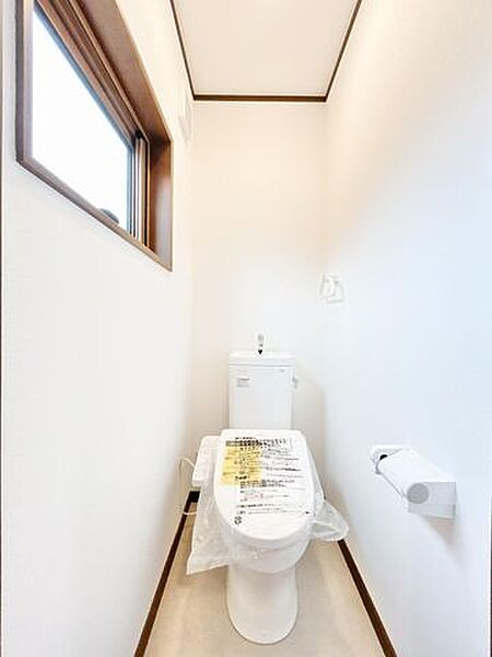 【リフォーム済】二階トイレです。トイレは新品交換しました。