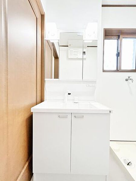 【リフォーム中】洗面化粧台は新品交換致します。間口75cmの大型の洗面ボウルは洗顔・洗髪はもちろん、つけ置き洗いにも使えます。コンセント付きです。