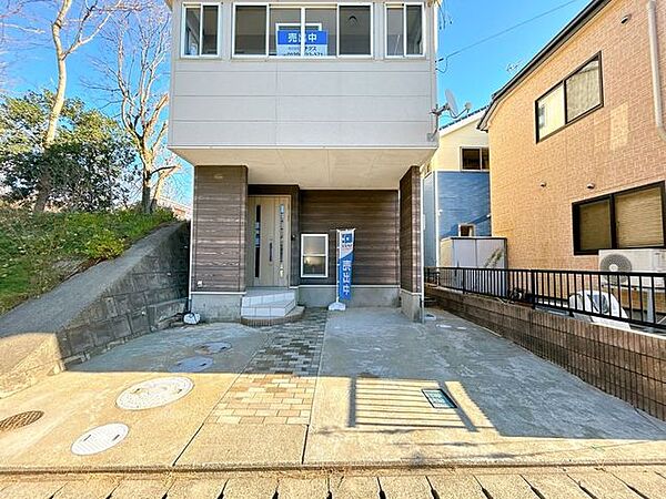【リフォーム済】駐車場は並列の二台分あります。