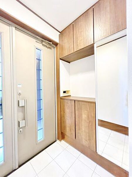 【リフォーム済】玄関内部です。シューズボックスを新品に交換しました。