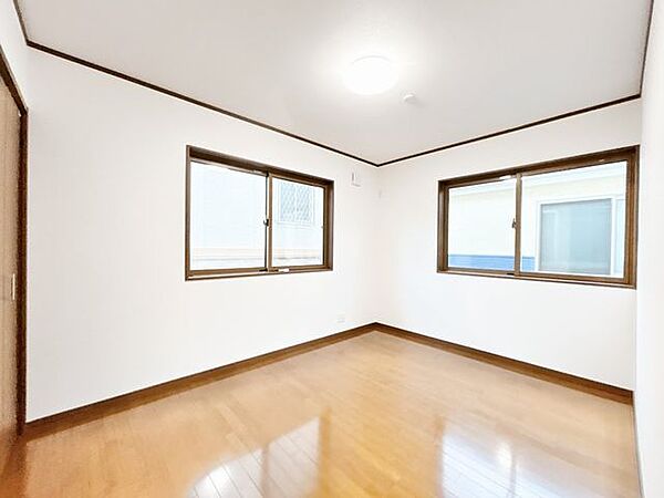 【リフォーム済】2階洋室は壁紙を張り替えました。