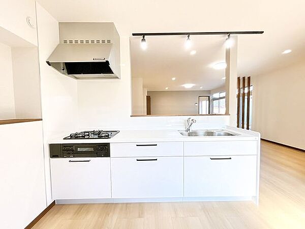 【リフォーム済】キッチンは新品交換しました。一升瓶や胴鍋のような背の高いものも収納できます。
