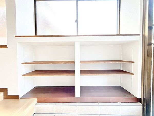 【リフォーム済】靴置き場です。棚を造作しました。