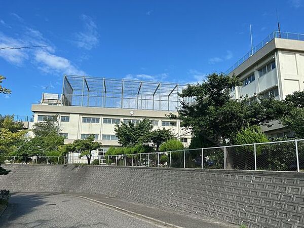新潟市立五十嵐小学校 【小学校】五十嵐小学校まで約660ｍ（徒歩約9分）です。お子様のいらっしゃるご家庭の方にはオウチ選びの重要なポイントである小学校。近いとお子様の通学も安心ですね。