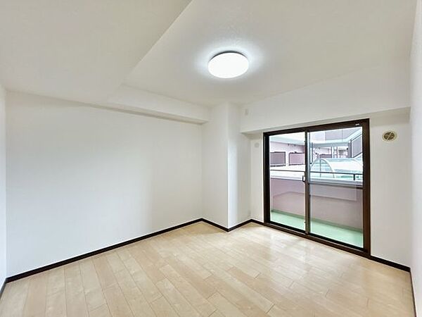 【リフォーム済】約7.6帖洋室です。壁紙を貼り替え、照明等設備は交換しております。