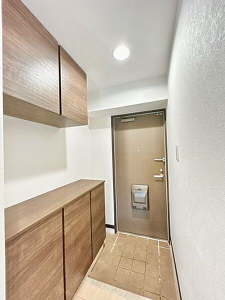 【リフォーム済】玄関内観です。シューズボックスは新品に交換しております。