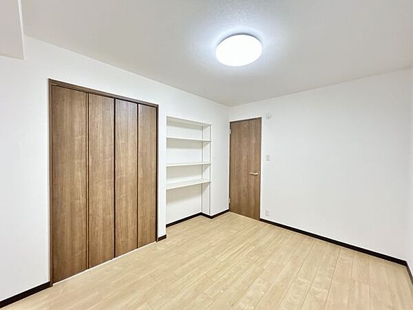 【リフォーム済】6帖和室は独立した洋室に改装いたしました。床の間は造作棚にしているので収納力はたっぷりです。