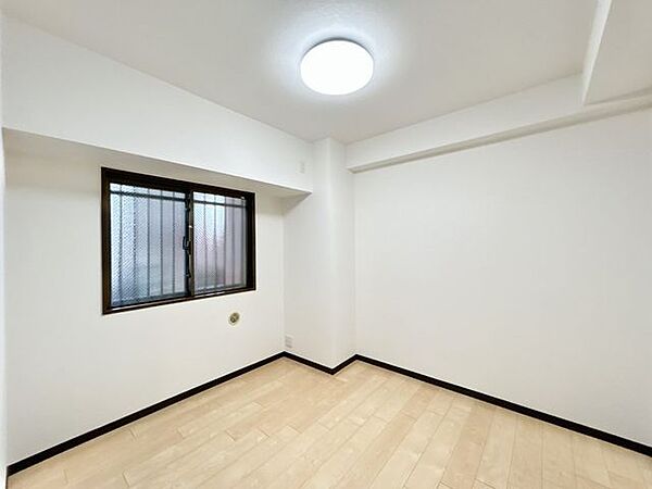 【リフォーム済】約5帖洋室です。壁紙は張り替え、照明等設備は交換しております。