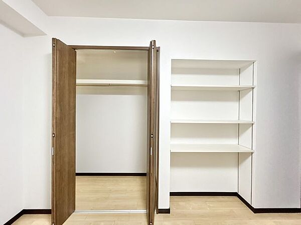 【リフォーム済】各居室には収納がございます。