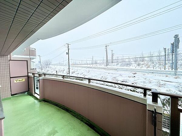 【リフォーム済】バルコニーです。クリーニングをしてお渡しいたします。