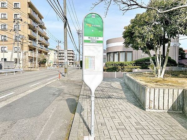 【周辺環境】敷地を出ると近くにバス停がございます。