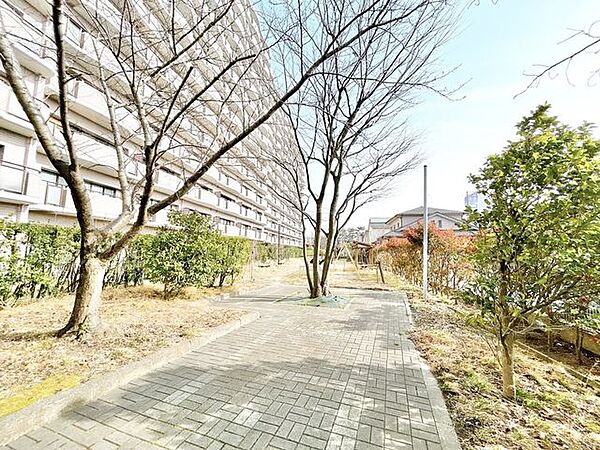 【共用部】お外にはちょっとした散歩スペースもございます。