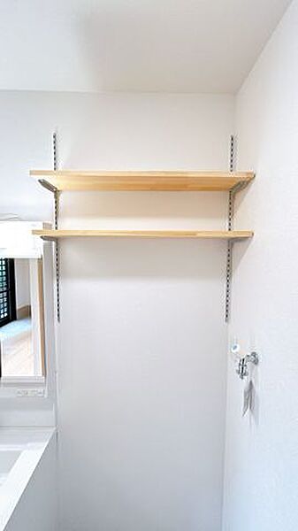 【リフォーム済】洗濯機上の可動式棚でス。