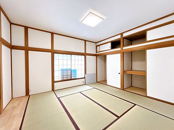 【リフォーム済】和室です。表替えをして壁紙を張り替えております。