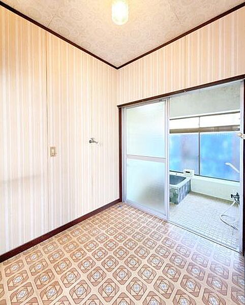 【リフォーム中】洗面室は床、壁、天井を張り替えます。