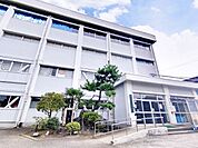 【中学校】小針中学校まで約1300ｍ（徒歩約17分）です。勉強や部活など、充実した中学校生活を楽しみながら記憶に残るような素敵な三年間にしてくださいね。
