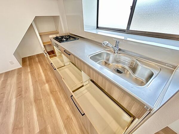 【リフォーム済】キッチンは新品交換しております。サイズは255cmと広々しているので、様々なものを収納することが可能です。