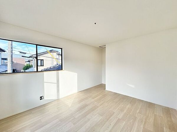 【リフォーム済】2階和室は洋室に改装いたしました。