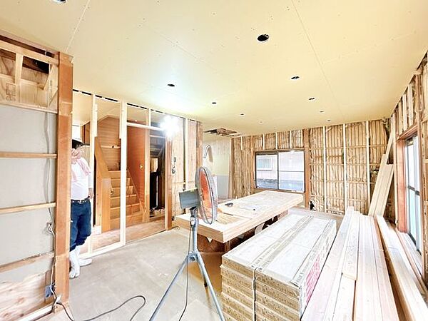 【リフォーム中】LDKになる予定の部屋です。壁紙と床材を新しくします。照明は新品交換します。