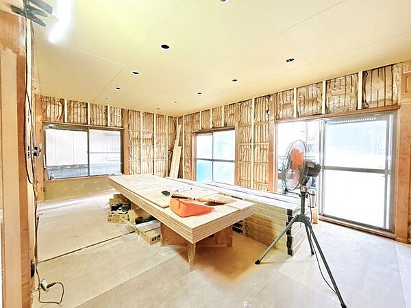 【リフォーム中】LDK別アングルです。壁紙と床材を新しくします。照明は新品交換します。