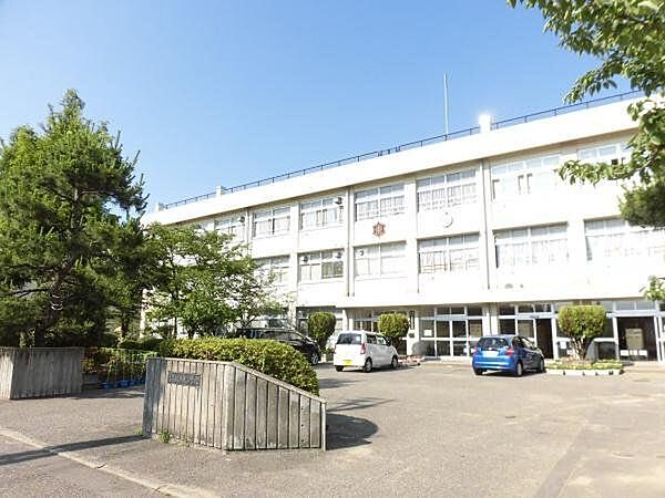 坂井東小学校 徒歩8分。 630m