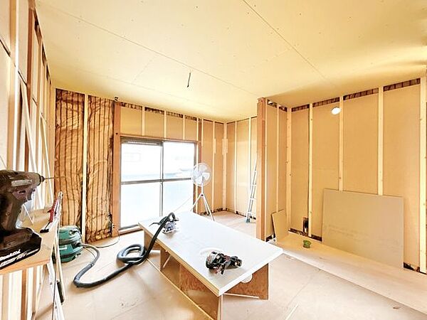 【リフォーム中】二階洋室6帖（西側）です。壁紙と床材を新しくします。照明は新品交換します。