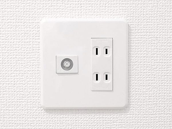 【同仕様写真】各居室にTVジャック付きコンセントを設置しています。（リフォームの都合上つけられないお部屋もございます。内覧時にスタッフにご確認ください）