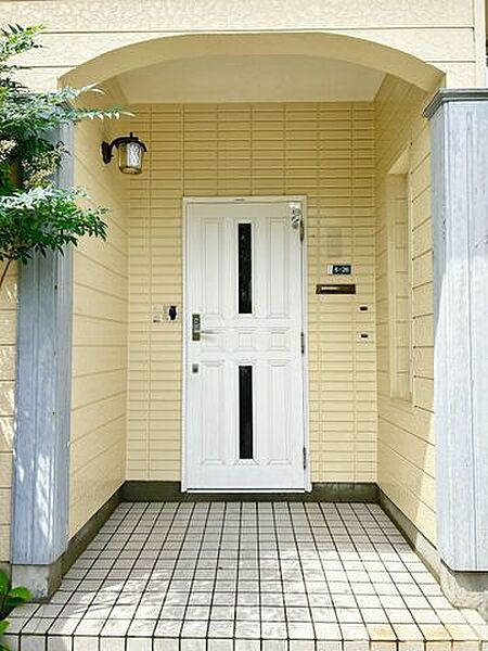 【リフォーム中】玄関です。照明、インターホンを交換し、使い勝手の良い玄関にいたします。