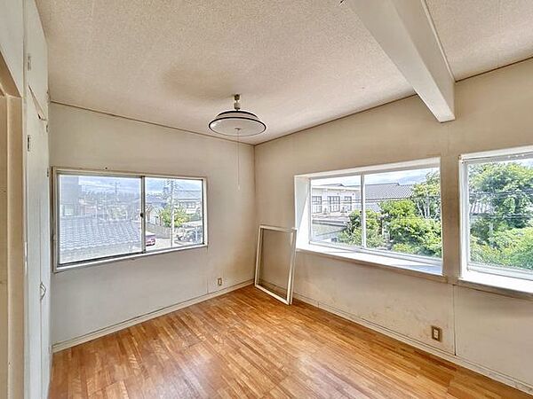【リフォーム中】2階東側9帖洋室です。床材・壁紙・建具を交換いたします。将来的には壁を作り、2部屋に改装することも可能です。