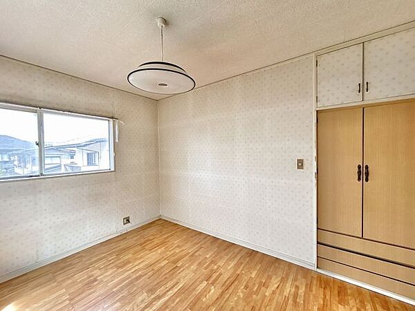【リフォーム中】2階南側洋室です。床材・壁紙・建具を交換いたします。