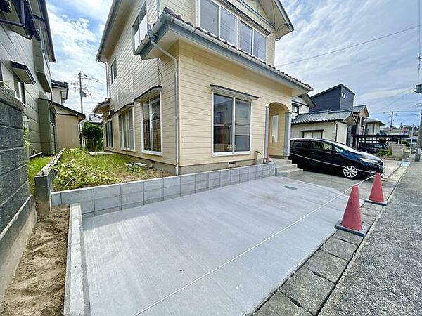 【リフォーム中】外観写真です。駐車場拡張・外壁塗装を行います。