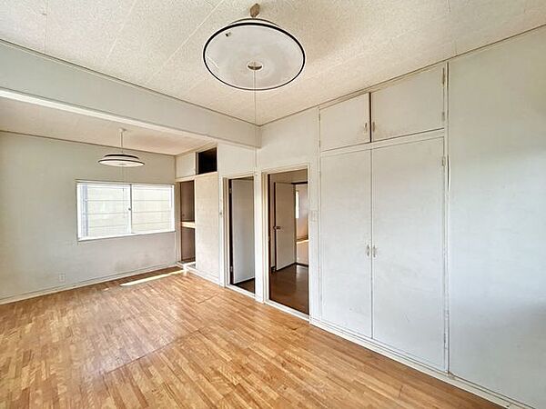 【リフォーム中】2階東側9帖洋室別アングルです。床材・壁紙・建具を交換いたします。