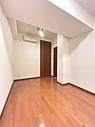 サービスルーム表記ですがエアコンがあるため書斎や寝室としてもお使いいただけます！