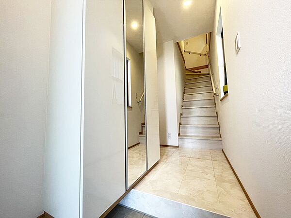 スッキリとした形の玄関なので、ご家族でお住まいでも整理整頓された状態でお使い頂けます。