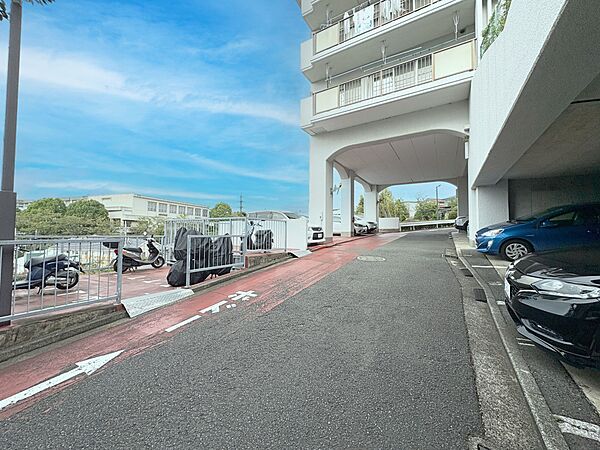 敷地内駐車場もございます。空き状況等はお気軽にお問い合わせください。
