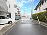 外観：前面道路含む現地写真