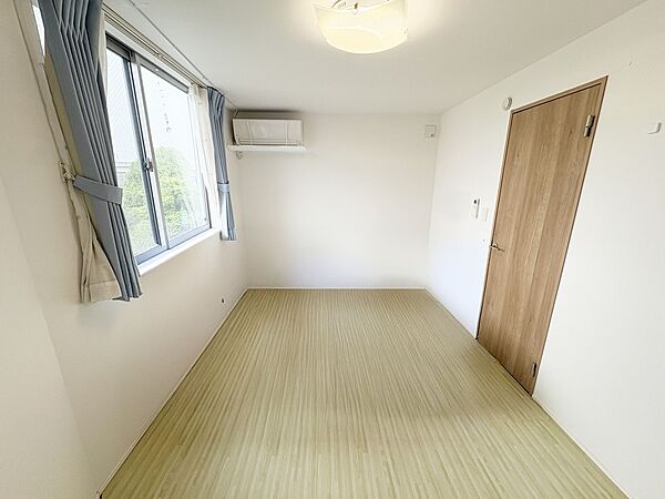 洋室6.5帖。明るくあたたかな居室では、朝の目覚めも気持ちよく起きられます。