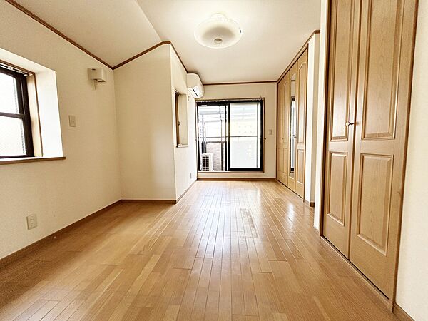7.3帖のゆとりある洋室は、主寝室としても十分な広さを確保しています。