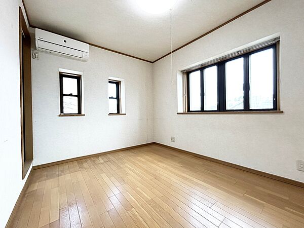 洋室5.5帖。フローリングの部屋は清潔感があり、日々のお掃除も楽で助かります。