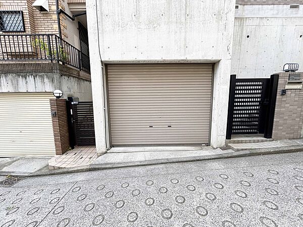 雨風を防ぎ、防犯面でも安心のガレージ。