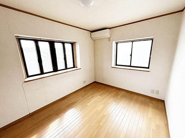 洋室5.5帖。明るくあたたかな居室では、朝の目覚めも気持ちよく起きられます。